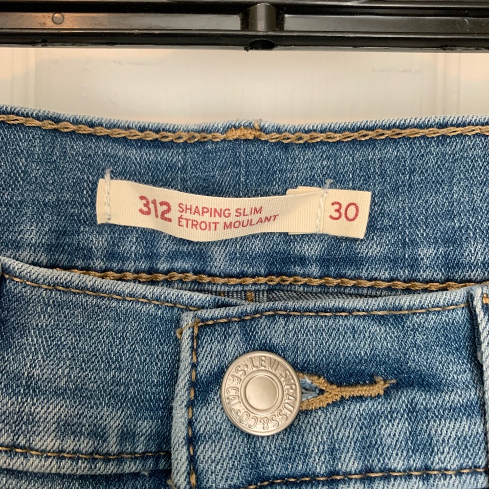 Levi’s 312 Shaping Slim Jeans